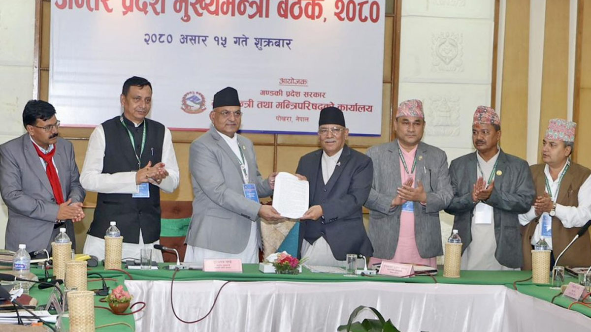 प्रधानमन्त्रीलाई मुख्यमन्त्रीहरुले बुझाए साझपत्र